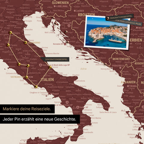 Moderne Europa Landkarte in der Farbe Bordeaux Rot als Pinn-Leinwand zeigt einen Ausschnitt von Italien, Kroatien und Griechenland, in der bereits besuchte Reiseziele durch Pins markiert sind