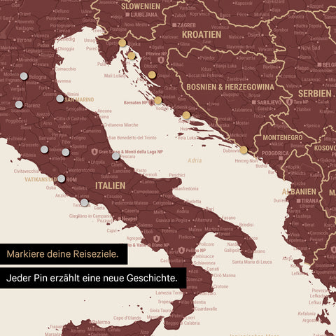 Detail einer magnetischen Europa Landkarte als Magnet-Poster in Bordeaux Rot zeigt einen Ausschnitt von Italien, Kroatien und Griechenland