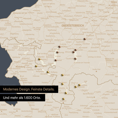 Ausschnitte einer Österreichkarte mit dem Salzkammergut und der Steiermark als Pinn-Leinwand in Hale Navy mit 1.600 Orten