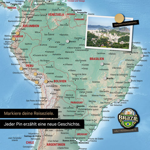 Dettaglio di una mappa fisica magnetica del mondo come lavagna magnetica in Terra multicolore che mostra il Sud America con una foto appuntata e magneti da viaggio e vacanza
