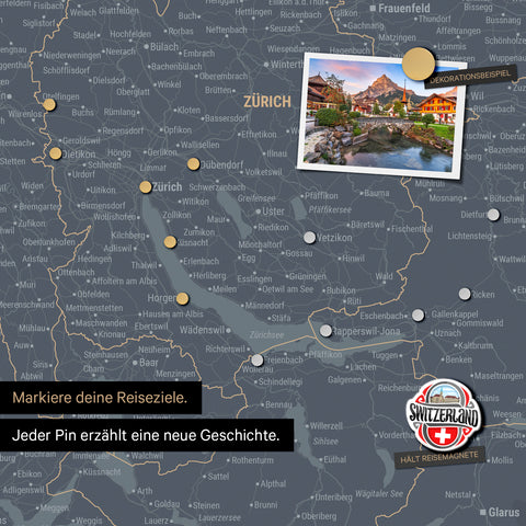Detail einer magnetischen Schweiz-Karte als Magnettafel in Navy Light zeigt die Region um Zürich mit einem angepinnten Foto sowie Reise- und Urlaubsmagnete