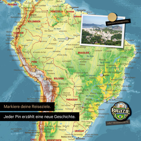 Dettaglio di una mappa topografica magnetica del mondo come lavagna magnetica in Multicolor Topo che mostra il Sud America con una foto appuntata e magneti da viaggio e vacanza