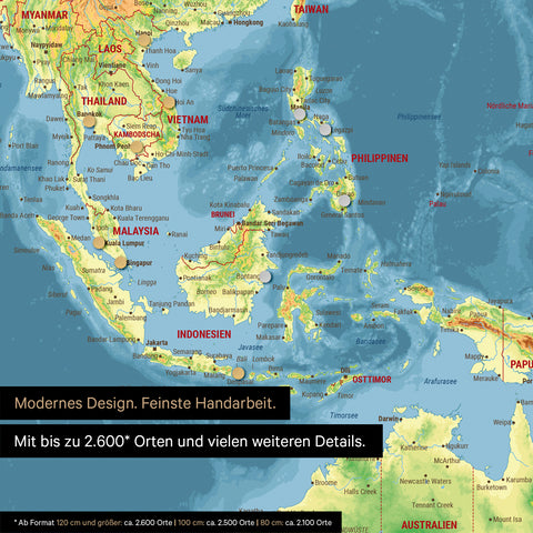 Dettaglio di una mappa topografica magnetica del mondo in Multicolor Topo che mostra la mappa dell'Asia, con magneti che indicano le destinazioni di viaggio