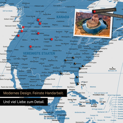 Weltkarte in der Equal-Earth-Projektion als Pinnwand in der Farbe Blau, auf der Reiseziele in den USA und Kanada mit Pins markiert sind