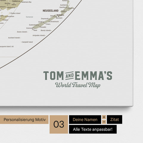 Personalisierung einer Weltkarte in der Equal-Earth-Projektion Pinnwand in Multicolor Sage mit einem Logo im Vintage-Look, bei dem die Namen und die Unterzeile „World Travel Map“ geändert werden kann