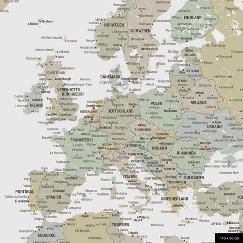 Un dettaglio di una mappa del mondo da parete color salvia multicolore mostra un ritaglio dell'Europa con tutti i paesi e le capitali.