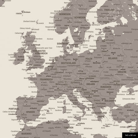 Un dettaglio di una mappa del mondo da appuntare di colore Warmgray mostra un ritaglio dell'Europa con tutti i paesi e le capitali.