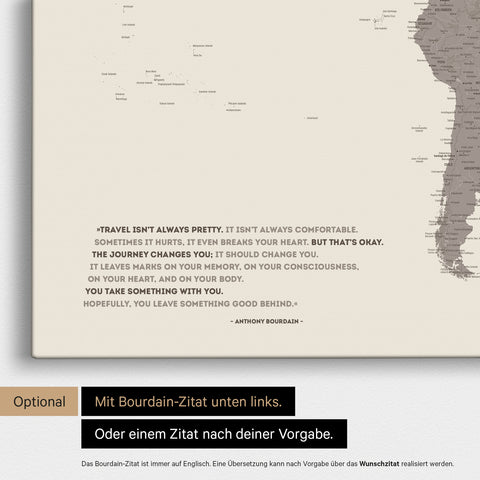 Mappa del mondo in Warmgray (marrone-grigio) con citazione stampata di Anthony Bourdain, che può essere sostituita con qualsiasi altra citazione durante la personalizzazione