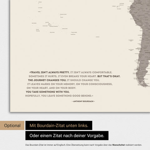 Mappa del mondo in colore Warmgray (marrone-grigio) con citazione stampata di Anthony Bourdain, che può essere sostituita con qualsiasi altra citazione durante la personalizzazione