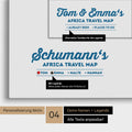 Pinnwand Leinwand einer Afrika-Karte in Blau mit Personalisierung als Logo mit Familiennamen und Legende