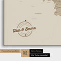 Benelux-Karte Pinn-Leinwand in Desert Sand mit Personalisierung als rundes Logo, das eine Legende für bereits besuchte Reiseziele im Rundtext beinhaltet