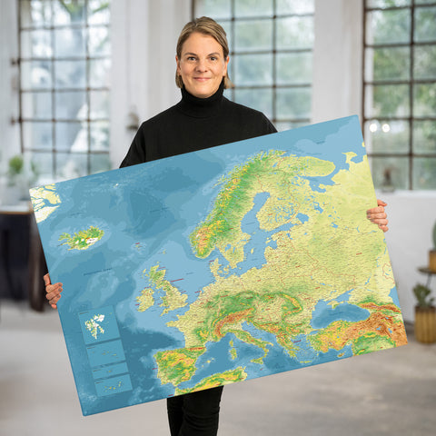 Rebecca Breuer präsentiert eine Europa-Karte Multicolor Topo als Pinnwand zum Markieren von Orten