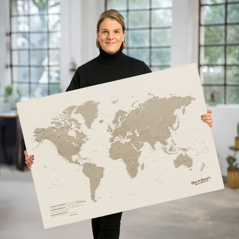 Rebecca Breuer präsentiert eine Weltkarte Multicolor Topo als Pinnwand zum Markieren von Orten