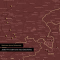 Detail einer DACH-Karte als Pinn-Leinwand in Bordeaux Rot mit Pins in Deutschland, Österreich und Schweiz