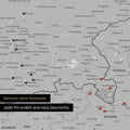 Detail einer DACH-Karte als Pinn-Leinwand in Hellgrau mit Pins in Deutschland, Österreich und Schweiz