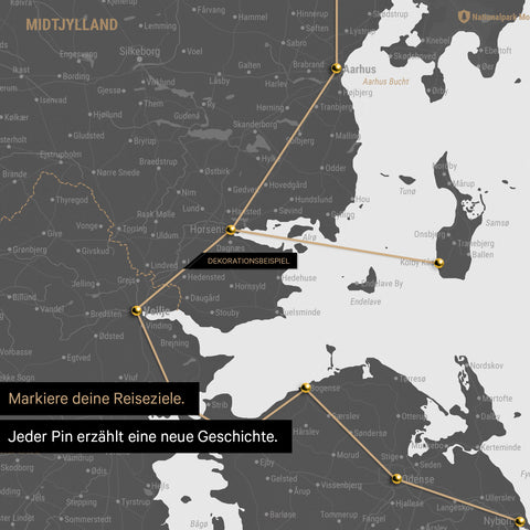 Detaillierte Dänemark-Karte als Pinn-Leinand in der Farbe Light Gray, auf der Reiseziele in Midtjylland mit Pins markiert sind und eine Reiseroute mit Garn abgebildet ist
