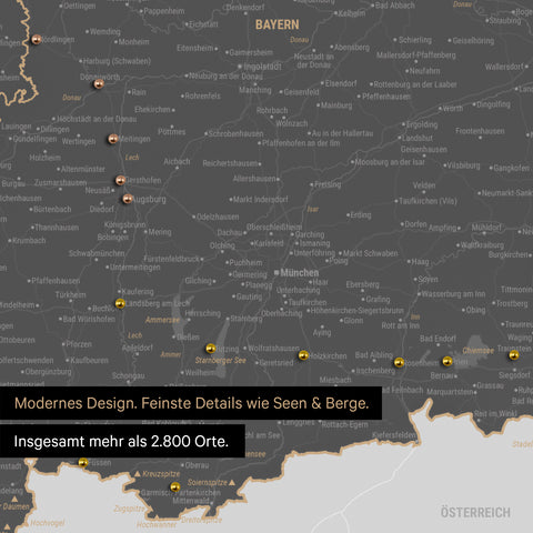 Ausschnitte einer Deutschlandkarte mit Bayern als Pinn-Leinwand in Grau mit Bergen, Seen und 2.500 Orten