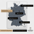 Übersicht über die vielfältigen Konfigurationsmöglichkeiten einer magnetischen Deutschland-Karte als Magnetboard in Denim Blue, von der Auswahl des Aufhänge-Systems über Farben bis zum Detailgrad