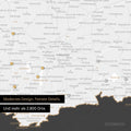 Ausschnitt einer magnetischen Deutschland-Karte in Dunkelgrau zeigt Karte von Bayern, auf der Magnete Reiseziele markieren