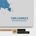 Deutschland-Karte als Pinn-Leinwand in Blau mit eingedruckten Logo im Vintage-Look