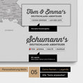 Pinnwand Leinwand einer Deutschland-Karte in Hellgrau mit Personalisierung als Logo mit Familiennamen