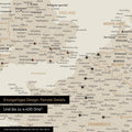 Europa Landkarte in Gold als Leinwand zum Pinnen zeigt einen Ausschnitt von England, Frankreich und Belgien mit vielen Details wie Nationalparks, Flüssen und zahlreichen kleinen Orten und Städten, die teilweise mit Pins markiert sind