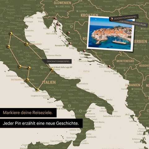 Moderne Europa Landkarte in der Farbe Olive Grün als Pinn-Leinwand zeigt einen Ausschnitt von Italien, Kroatien und Griechenland, in der bereits besuchte Reiseziele durch Pins markiert sind 