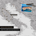 Moderne Europa Landkarte in der Farbe Hellgrau als Pinn-Leinwand zeigt einen Ausschnitt von Italien, Kroatien und Griechenland, in der bereits besuchte Reiseziele durch Pins markiert sind 