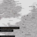 Europa Landkarte in Hellgrau als Leinwand zum Pinnen zeigt einen Ausschnitt von England, Frankreich und Belgien mit vielen Details wie Nationalparks, Flüssen und zahlreichen kleinen Orten und Städten, die teilweise mit Pins markiert sind