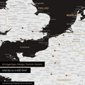 Europa Landkarte in Schwarz-Weiss als Leinwand zum Pinnen zeigt einen Ausschnitt von England, Frankreich und Belgien mit vielen Details wie Nationalparks, Flüssen und zahlreichen kleinen Orten und Städten, die teilweise mit Pins markiert sind