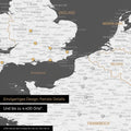 Ausschnitt einer magnetischen Europakarte in Dunkelgrau zeigt einen Ausschnitt von England, Frankreich und Belgien mit Details wie Nationalparks, Flüssen und zahlreichen kleineren Orten und Städten