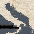 Detail einer magnetischen Europa Landkarte als Magnet-Poster in Hale Navy (Dunkelblau-Gold) zeigt einen Ausschnitt von Italien, Kroatien und Griechenland