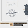 Landkarte von Europa als Poster in Denim Blue mit Personalisierung als rundes Logo, das eine Legende für bereits besuchte Reiseziele im Rundtext beinhaltet