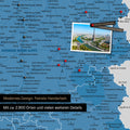 Frankreich Landkarte in Blau als Leinwand zum Pinnen zeigt einen Ausschnitt von Auvergne-Rhone-Alpen mit vielen Details wie Nationalparks, Flüssen und zahlreichen kleinen Orten und Städten, die teilweise mit Pins markiert sind