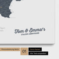 Landkarte von Italien als Pinnwand Leinwand in Denim Blue mit Personalisierung und Namen in einer modernen Schreibschrift