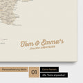 Landkarte von Italien als Pinnwand Leinwand in Gold mit Personalisierung und Namen in einer modernen Schreibschrift