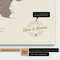 Italien-Karte Pinn-Leinwand in Warmgray (Braun-Grau) mit Personalisierung als rundes Logo, das eine Legende für bereits besuchte Reiseziele im Rundtext beinhaltet