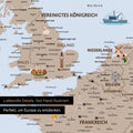 Ausschnitt einer Kinder-Europakarte als Pinn-Leinwand in Farbe Brown zeigt Frankreich und England mit Illustrationen von Stonehenge, dem Eiffelturm und Big Ben