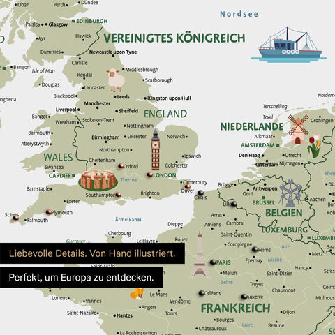Ausschnitt einer Kinder-Europakarte als Pinn-Leinwand in Farbe White zeigt Frankreich und England mit Illustrationen von Stonehenge, dem Eiffelturm und Big Ben