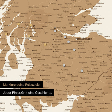 Pinnen von Reisezielen auf einer magnetischen England & Irland-Karte als Magnetposter
