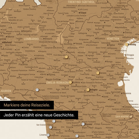 Pinnen von Reisezielen auf einer magnetischen Italien-Karte als Magnetposter