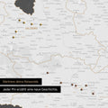 Detail einer Österreich-Karte als Pinn-Leinand in Dunkelgrau mit Pins im Salzburger Land und Kärnten