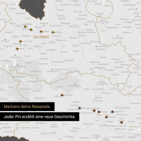 Detail einer Österreich-Karte als Pinn-Leinand in Dunkelgrau mit Pins im Salzburger Land und Kärnten