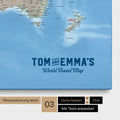 Personalizzazione di una Mappa per puntine fisica del mondo Multicolor Terra con un logo in stile vintage, in cui è possibile modificare i nomi e la didascalia „World Travel Map“