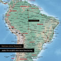 Dettaglio di una mappa fisica del mondo come Mappa da puntine Multicolor Terra con puntine che mostrano un itinerario di viaggio tracciato in Sud America attraverso i paesi Brasile, Perù ed Ecuador