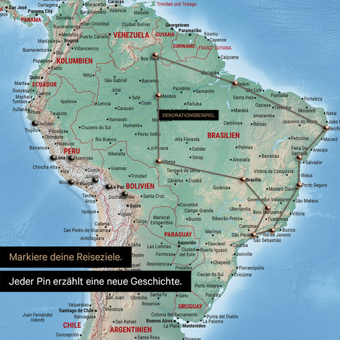 Dettaglio di una mappa fisica del mondo come Mappa da puntine Multicolor Terra con puntine che mostrano un itinerario di viaggio tracciato in Sud America attraverso i paesi Brasile, Perù ed Ecuador
