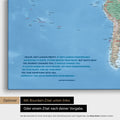 Mappa fisica del mondo in Terra multicolore con citazione stampata di Anthony Bourdain, che può essere sostituita con qualsiasi altra citazione durante la personalizzazione