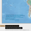 Mappa fisica del mondo a colori Multicolor Terra con citazione stampata di Anthony Bourdain, che può essere sostituita con qualsiasi altra citazione durante la personalizzazione