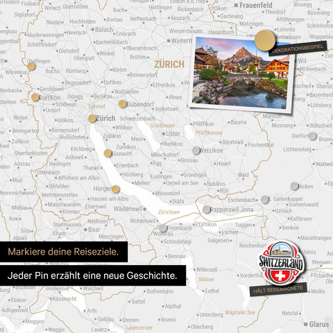 Detail einer magnetischen Schweiz-Karte als Magnettafel in Dunkelgrau zeigt die Region um Zürich mit einem angepinnten Foto sowie Reise- und Urlaubsmagnete