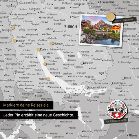Detail einer magnetischen Schweiz-Karte als Magnettafel in Multicolor Grau zeigt die Region um Zürich mit einem angepinnten Foto sowie Reise- und Urlaubsmagnete